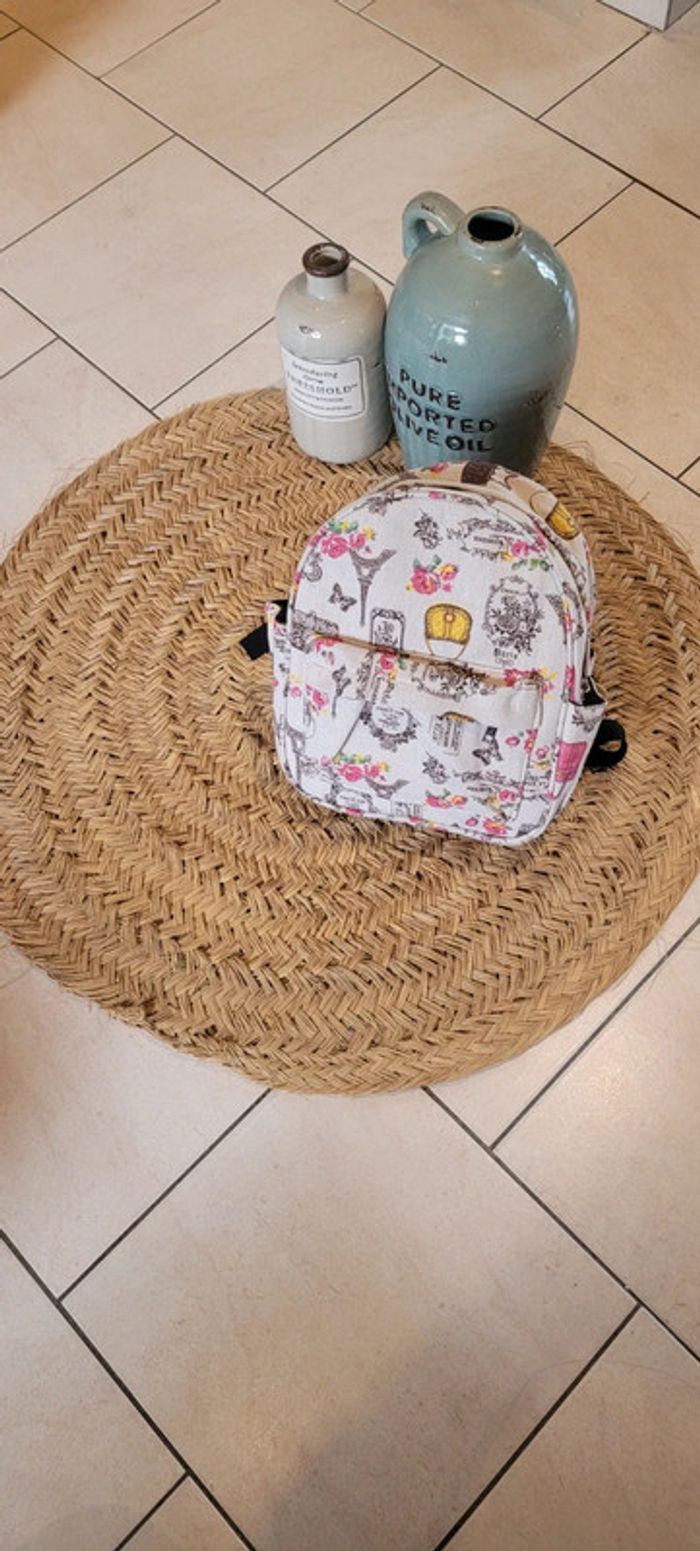Joli sac à dos la tour Eiffel Parfait état