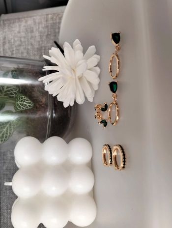 Composition (6 unités) de 3 paires de boucles d'oreilles en acier inoxydable vert et doré MNpMNsCp