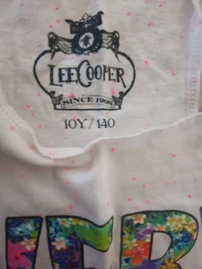 4 hauts fille 10 ans dont un Neuf avec étiquette - photo numéro 3