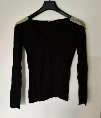 Haut noir Vintage Dressing – Épaules strassées