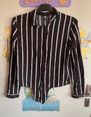 Chemise à manches longues à rayures noires, blanches et rouges, taille 12 ans, marque Kiabi.