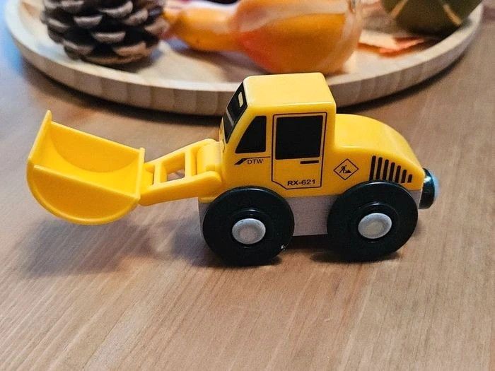 Lot de 3 véhicules de chantier en bois et plastique aimantés - photo numéro 10