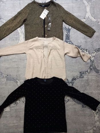 Lot pour fille gilet neuf les pull et l autre gilet tres bon etat
