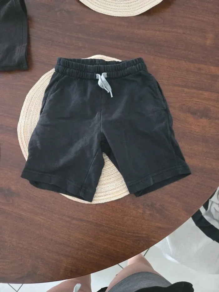 Short kiabi noir taille 6 ans