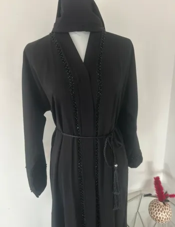 Sublime robe émiratie noire perlée neuve