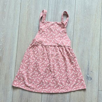 Très jolie robe rose à fleur. Fille 4 ans. Marque MNG