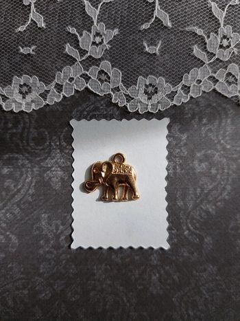 magnifique pendentif petit éléphant couleur doré