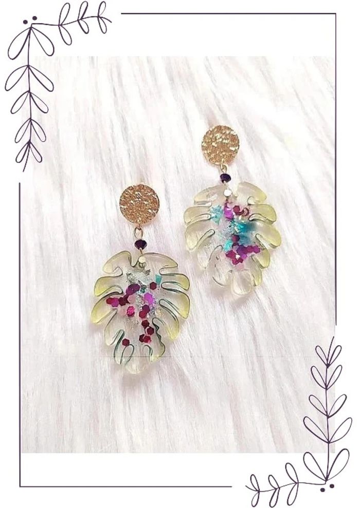 Boucles d'oreilles pendantes originales forme feuille tropicale.