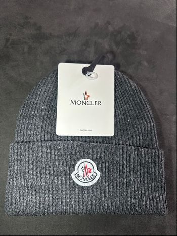 Bonnet Moncler – Gris Logo Blanc