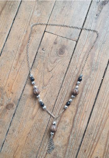 Collier perles noires et marron bois et pendentif chaînettes