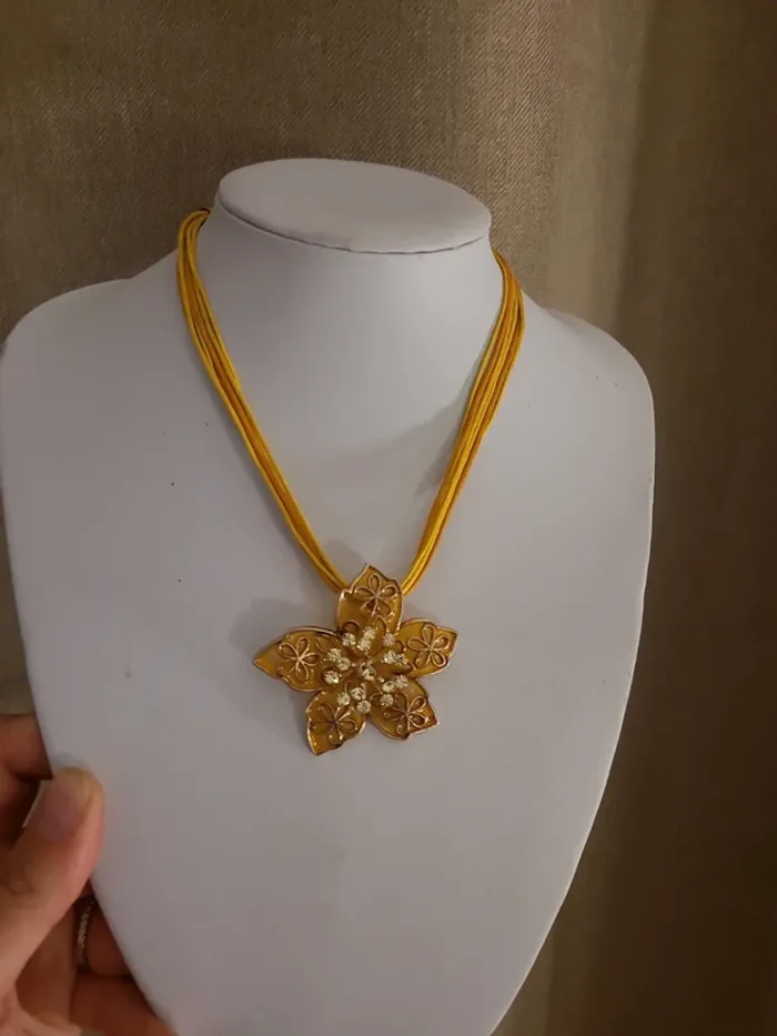 Collier fleur jaune - photo numéro 2