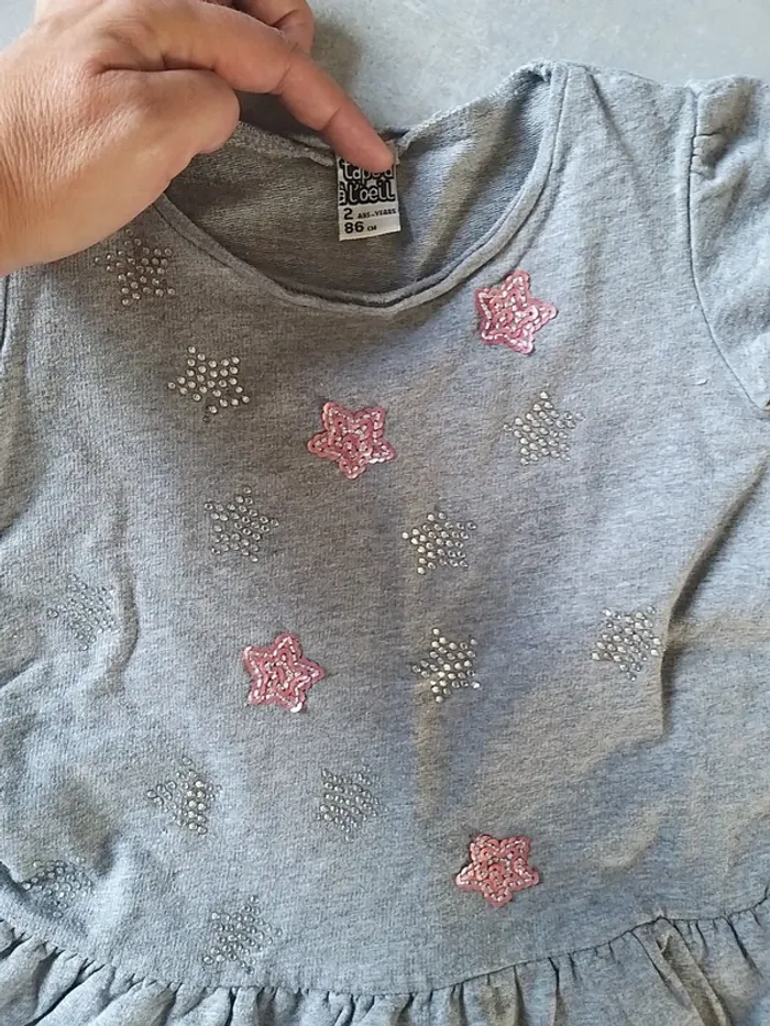 Robe grise avec étoiles paillettes en 2 ans - photo numéro 2