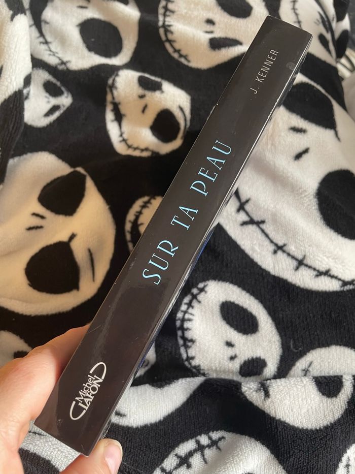 Livre Sur ta peau - photo numéro 2
