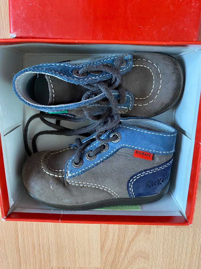 Jolie paire de chaussures/bottines Kickers T. 22 garçon - photo numéro 3