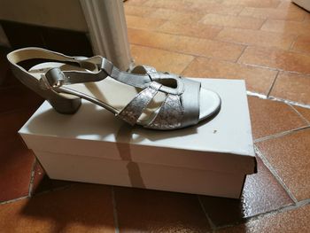 Chaussures ouvertes argentées