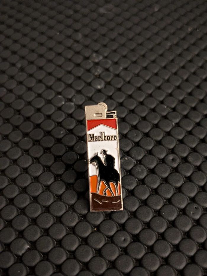 Pin's Briquet Marlboro cowboy