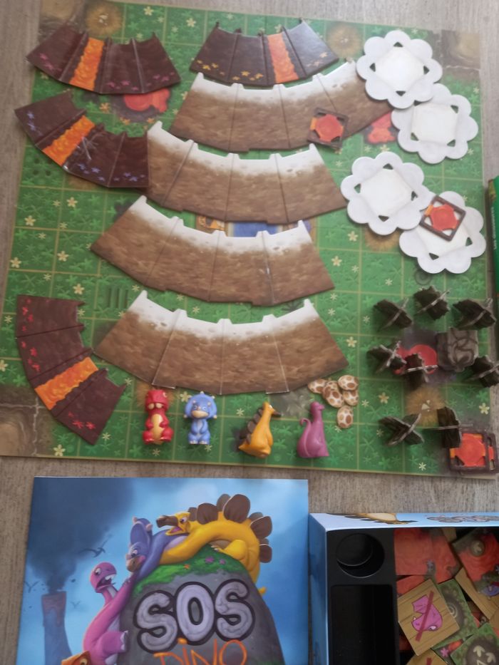 Lot dinosaures jeu de société SOS dino et livres dinosaures et stickers dinosaures - photo numéro 4