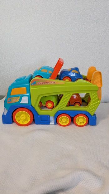 Camion de transport avec 4 voituress