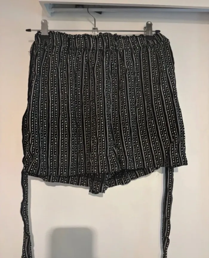 Short noir à motifs graphiques ceinture intégrée – taille S - photo numéro 2