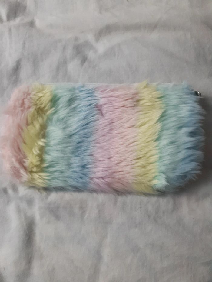 Trousse poilu arc en ciel