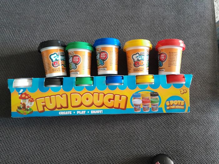 11 petits pots de pâte à modeler Fun Dough