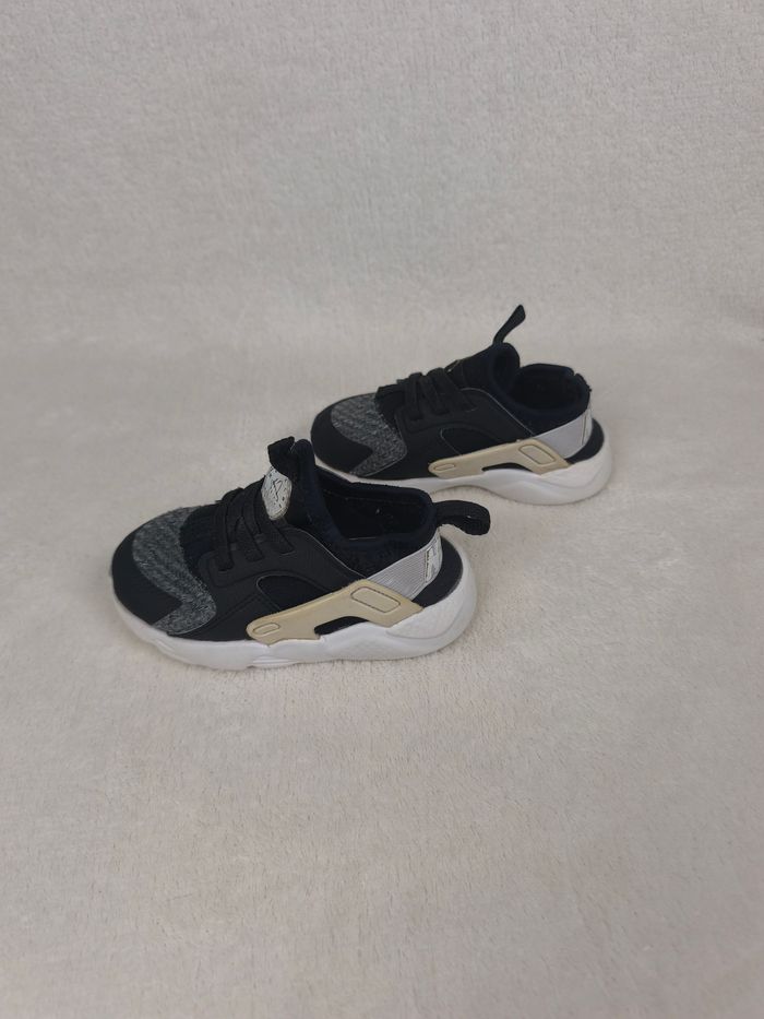 Baskets Nike Huarache Garçon pointure 25 - photo numéro 3