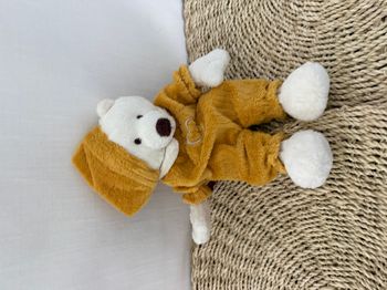Doudou peluche ours blanc et marron clair beige , salopette et bonnet coeur CMP
