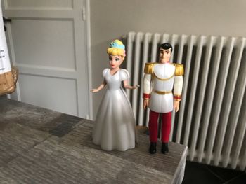 Figurine mini poupée cendrillon et son prince