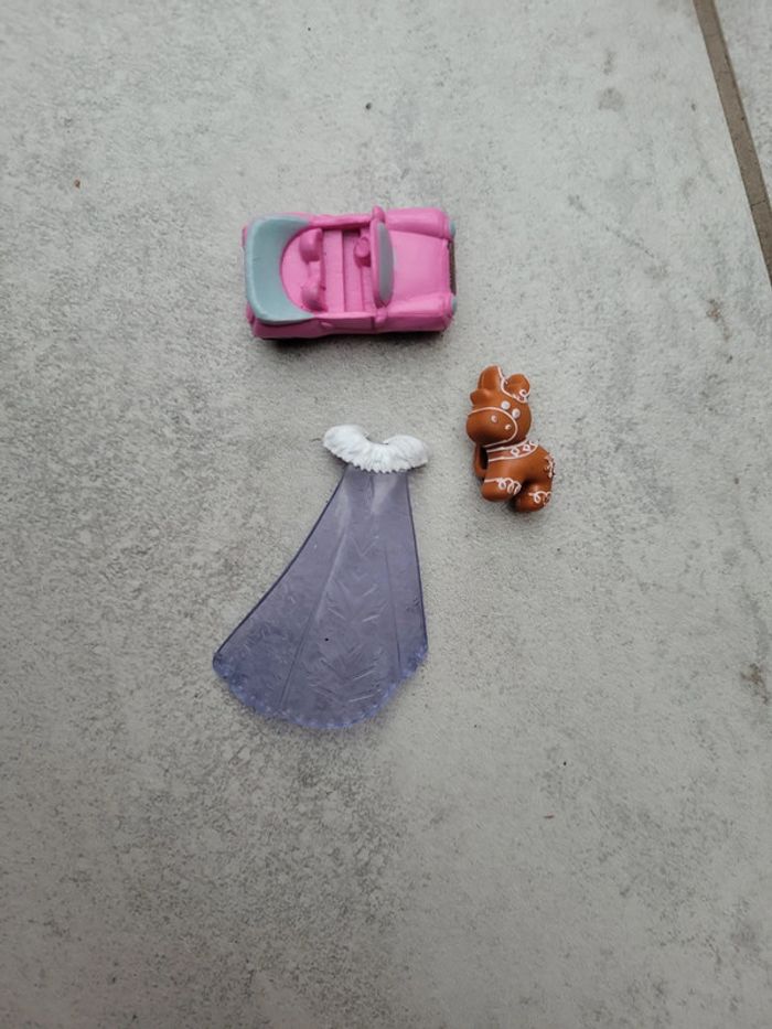 Lot de jouet dinsey voiture breloque cape essai de la reine des neige miniature