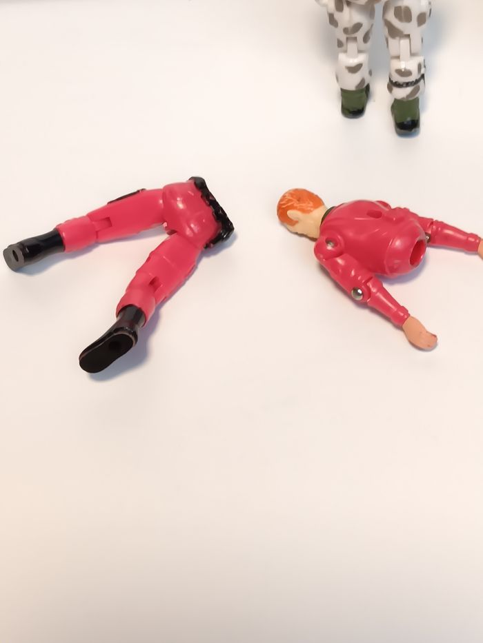 Lot 3 figurines vintage articulée Lanard 80-90 
Une des figurine a l'élastique cassé - photo numéro 4