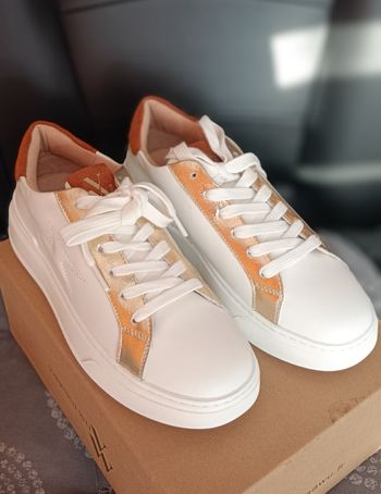 Baskets Femme Vanessa Wu Romane. blanc et or. Pointure 38. Neuves.