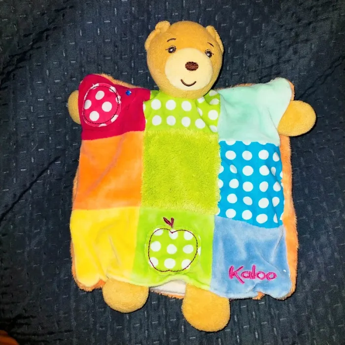 Doudou marionnette ours Kaloo Colors pomme patchwork