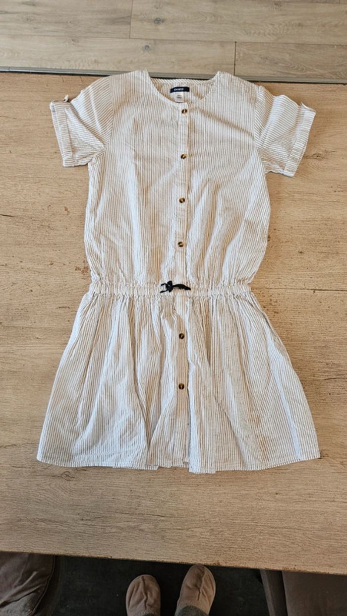 Jolie robe classique à manches courtes blanche lignée grise, Okaîdi, 14 ans, jamais mise