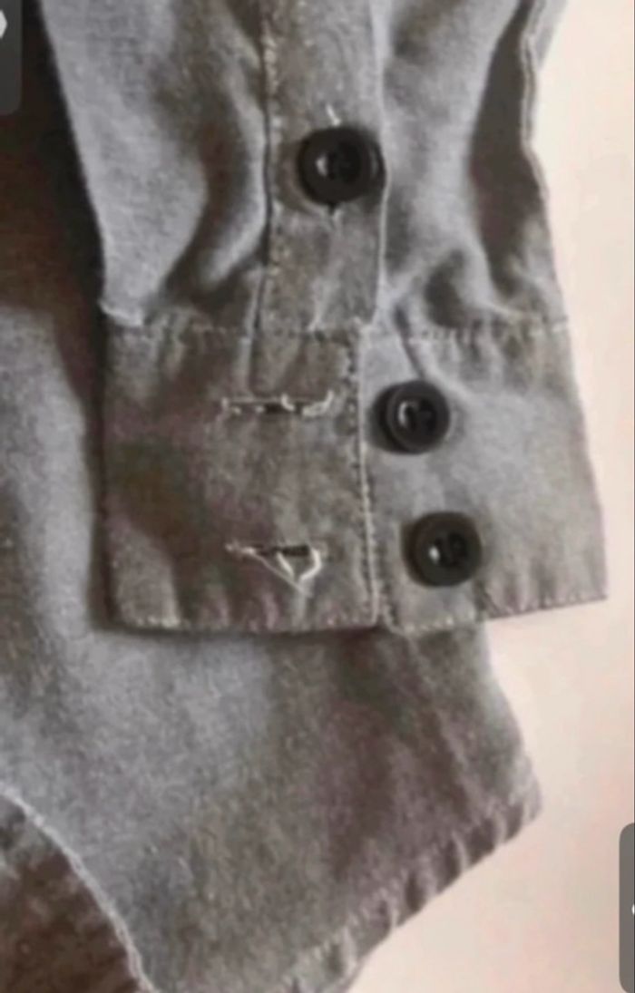 Chemise manches longues TRÈS BON ÉTAT taille 4 ans couleur gris - photo numéro 2