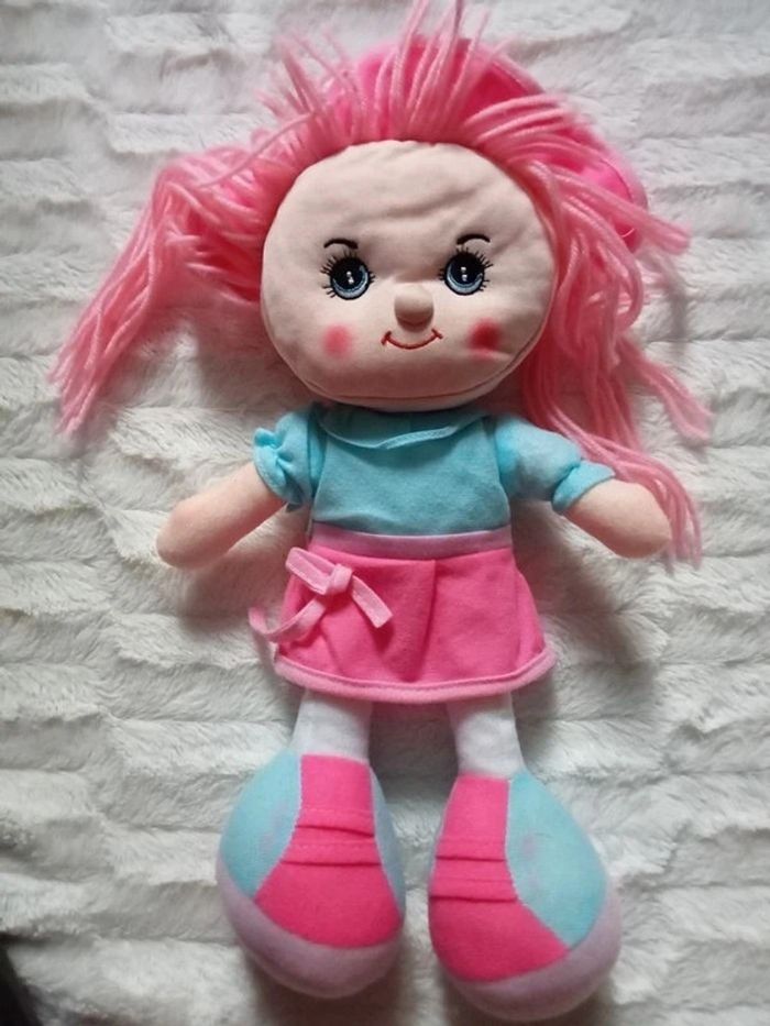 Poupée en peluche sonore