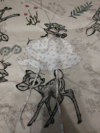 Bob fille petit caillou blanc et arc en ciel