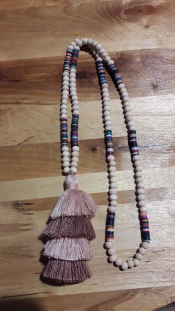 Sautoir perles de bois, pompon coton dégradé de marrons