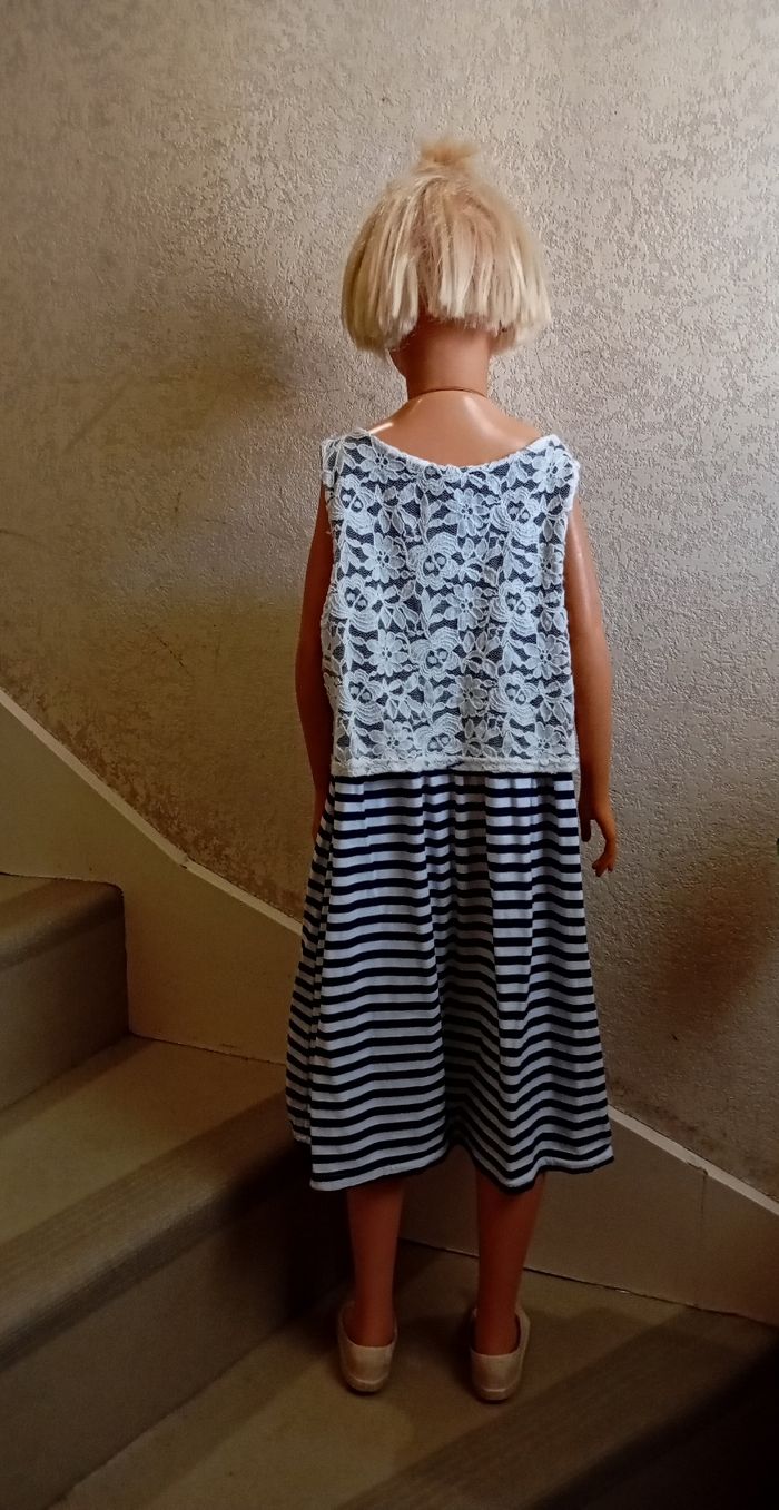 Robe  sans manches, 8 ans, marine /dentelle/dentelle. Très bon état - photo numéro 3