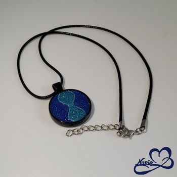 Pendentif en résine  réversible noir et bleu