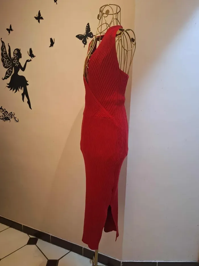 Robe bordeaux dos nu - photo numéro 3