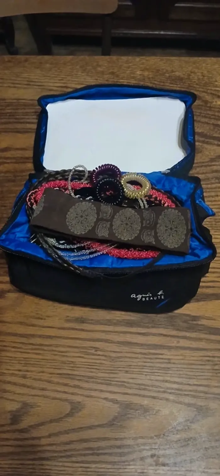 Trousse vanity et lots d'accessoires à cheveux - photo numéro 13
