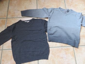 Lot 2 pulls col en V 6 ans