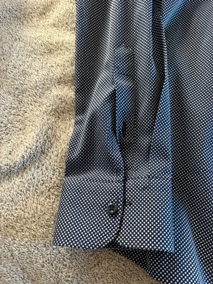 Chemise bleu marine à pois blancs - photo numéro 2