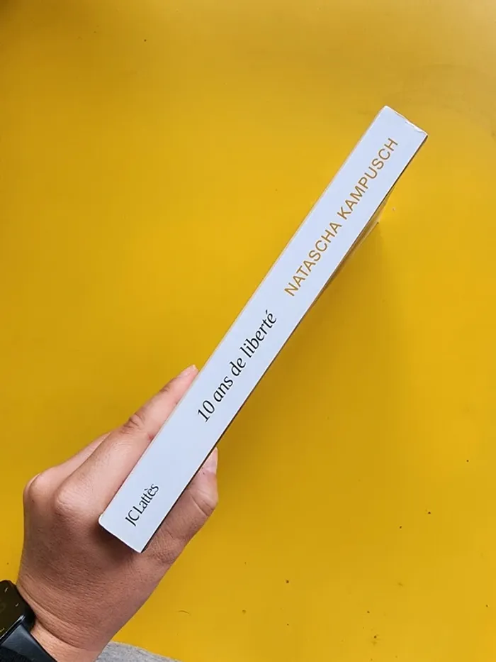Livre broché "10 ans de liberté" de Natascha Kampusch - photo numéro 3