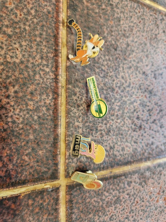 Lot 4 pins