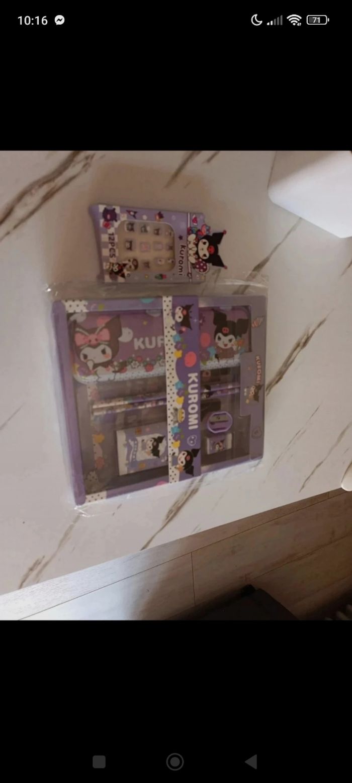 Ensemble kuromi neuf jamais ouvert , comprend un set de papeterie idem pour l'école ( boîte a crayon , crayon papier taille crayon gomme regle etc) et des faux ongles pour enfants