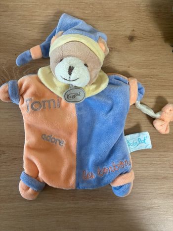 Doudou marionnette ours tomi adore les bonbons babynat baby nat