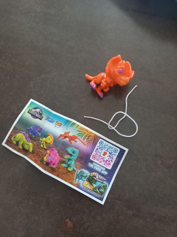 Jouet kinder dinosaure