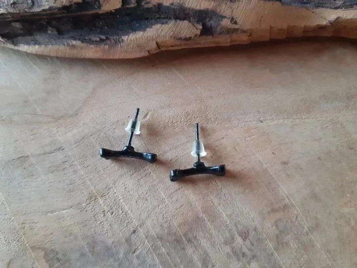 Boucles d'oreilles fantaisies clous os - photo numéro 3