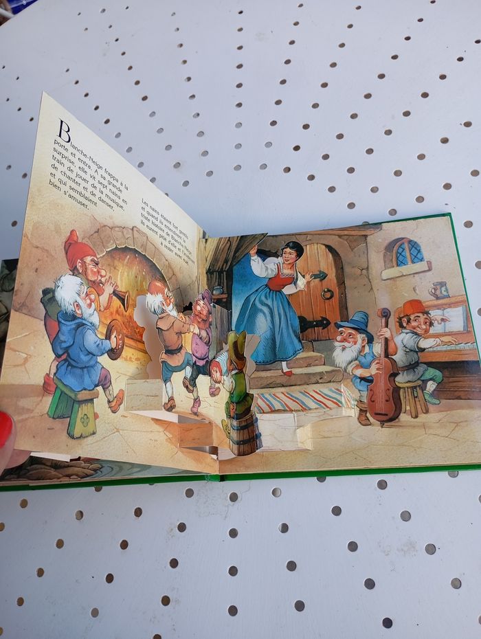 Livre animé Blanche neige en relief - photo numéro 5